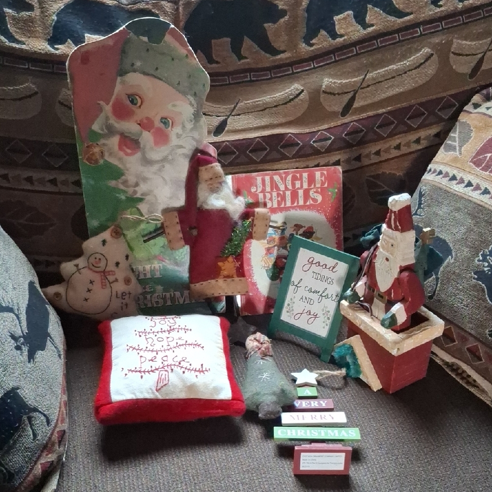 Christmas Book & Ornament Lot~ 8 Pieces